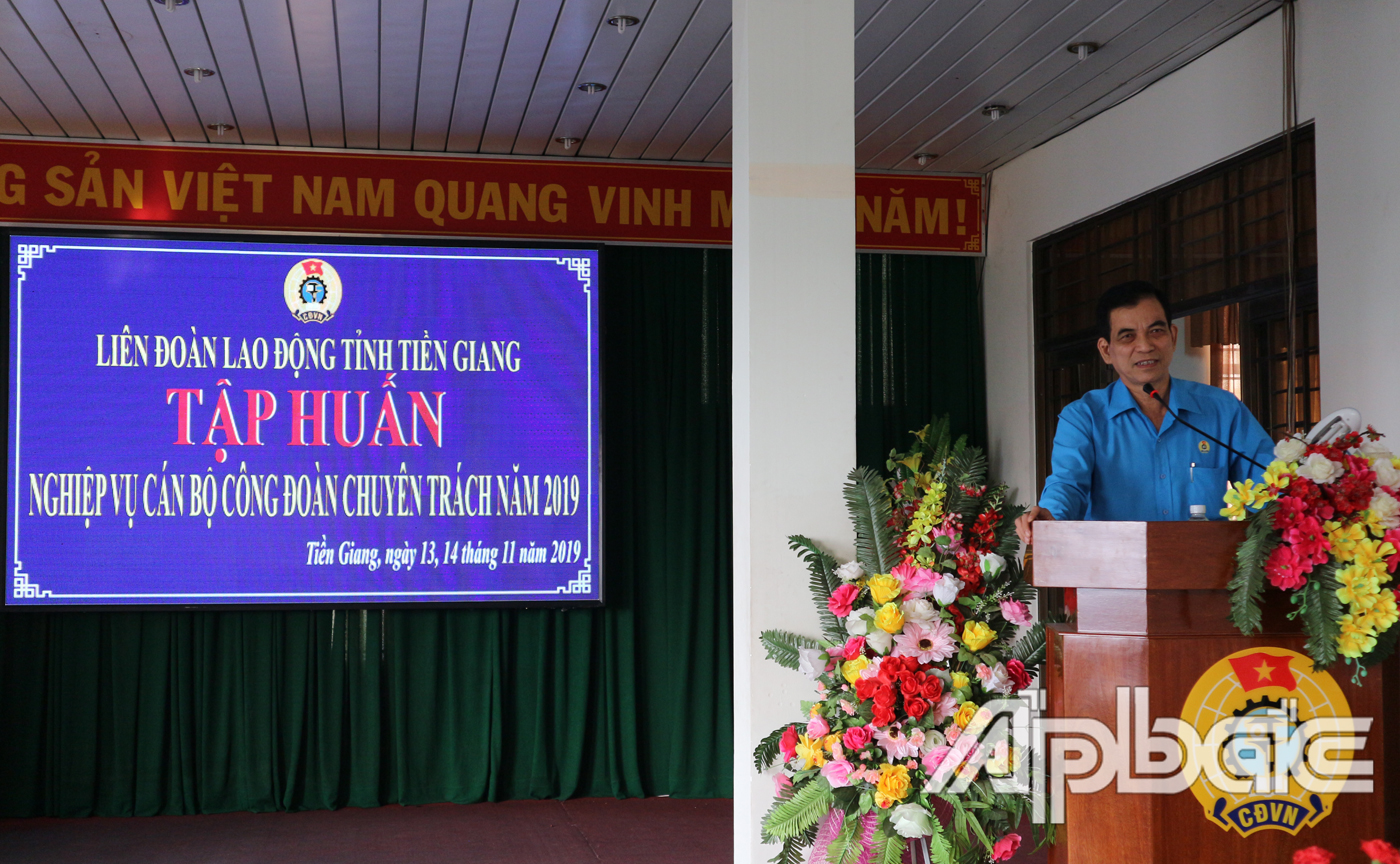 Chủ tịch LĐLĐ Tiền Giang Trương Văn Hiền báo cáo chuyên đề trong buổi tập huấn
