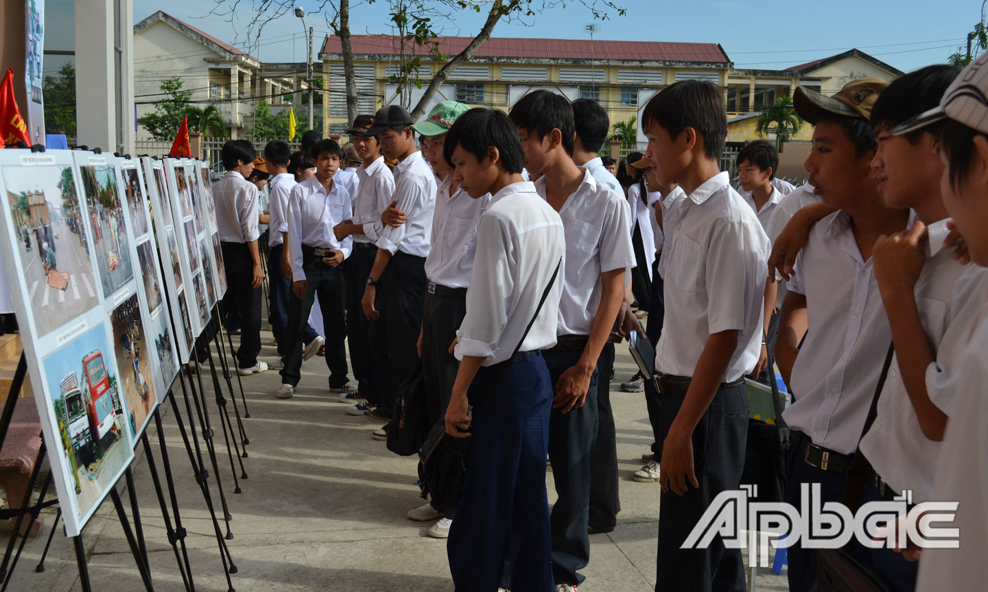 Trưng bày hình ảnh TNGT là một trong những hoạt động tuyên truyền, nâng cao ý thức chấp hành pháp luật giao thông.