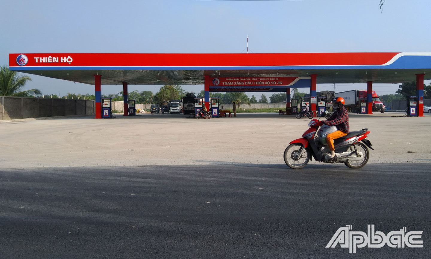 Trạm Xăng dầu Thiên Hộ số 26 tự ý mở đường nhánh đấu nối vào Quốc lộ 30.