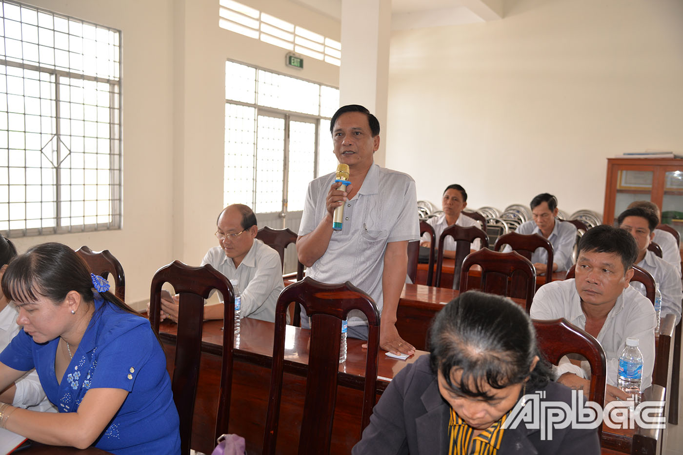 Cử tri phát biểu ý kiến tại buổi tiếp xúc