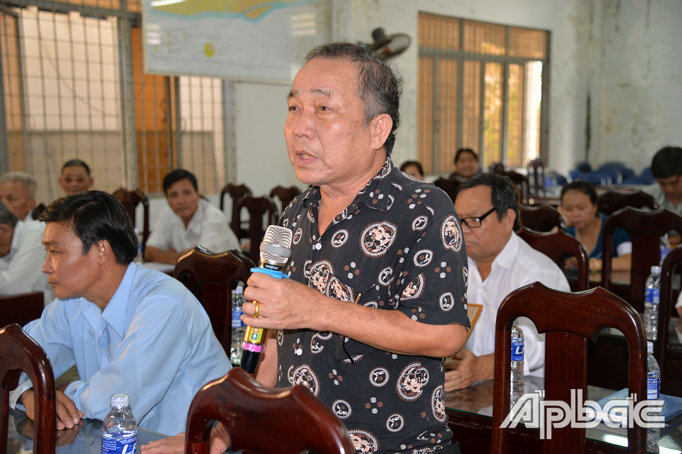 Cử tri phát biểu ý kiến tại buổi tiếp xúc