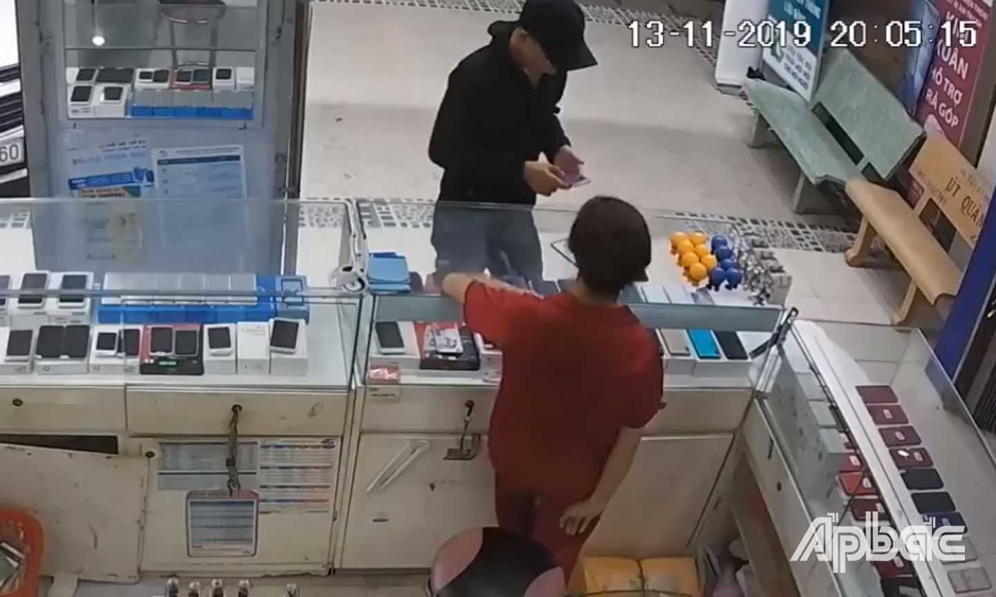 Camera ghi lại hình ảnh nam thanh niên giả vờ hỏi mua điện thoại rồi cướp điện thoại lên xe tẩu thoát.