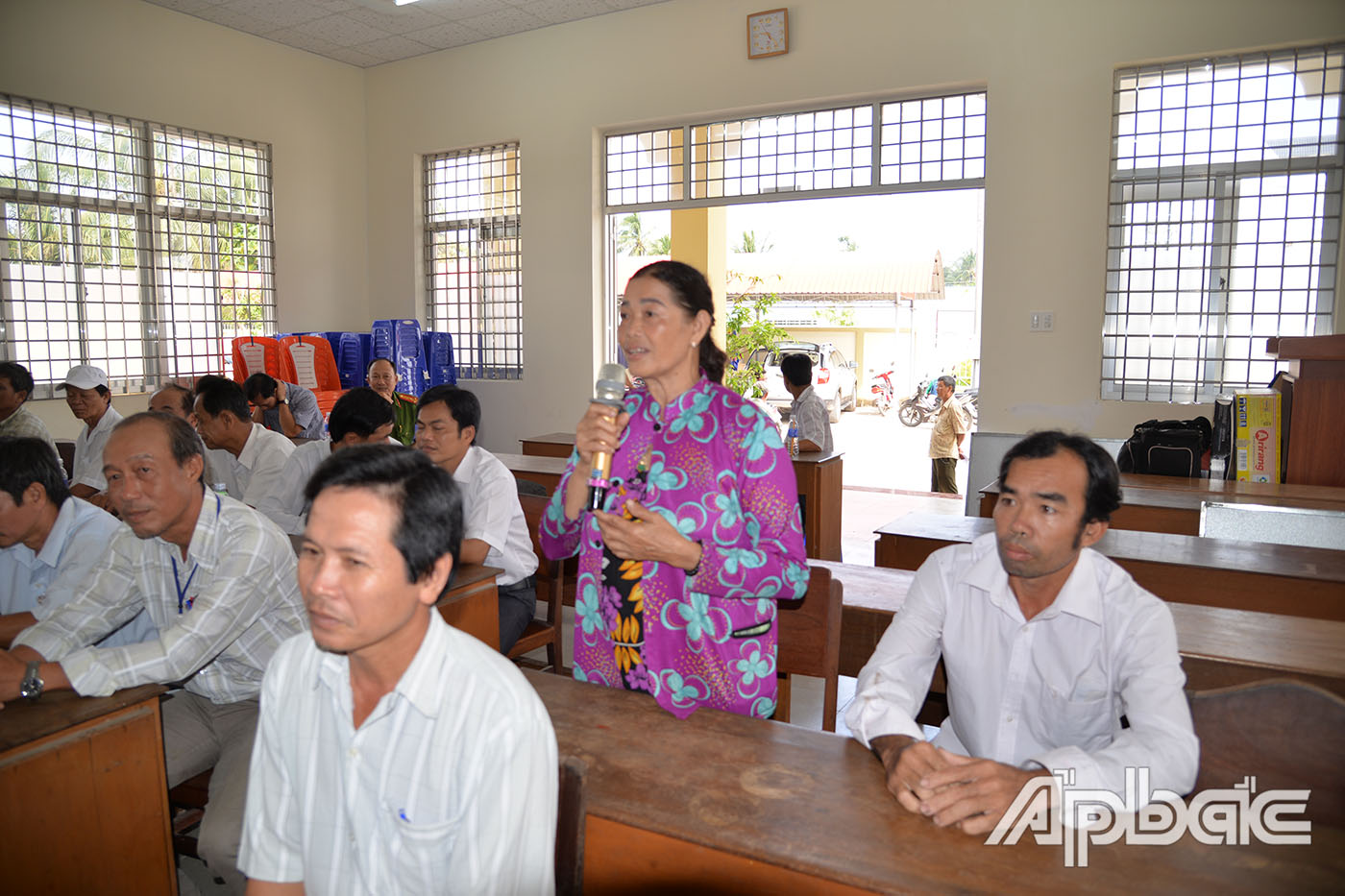 Cử tri huyện Châu Thành phát biểu ý kiến tại buổi tiếp xúc