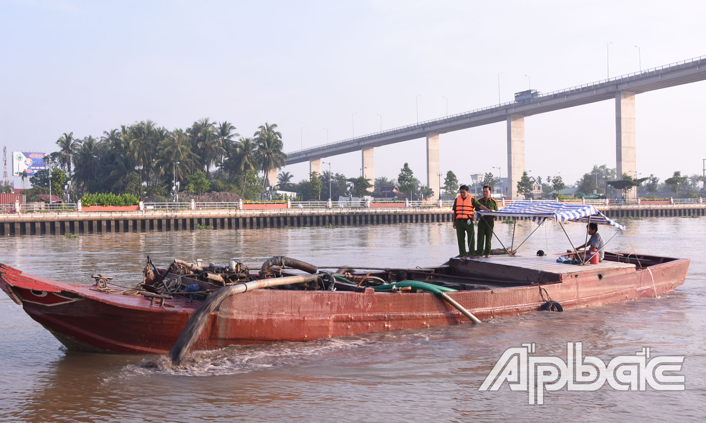 Phương tiện khai thác cát trái phép  bị phát hiện và bị buộc bơm cát trả lại lòng sông trước khi đưa về bãi để xử lý.