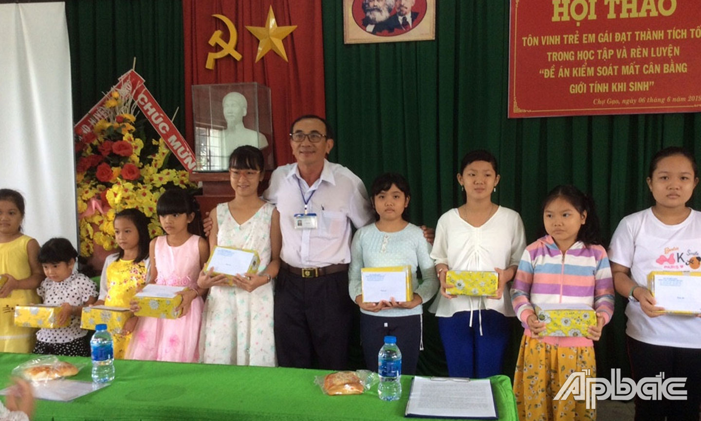 Hội thảo tôn vinh trẻ em gái đạt thành tích trong học tập là một trong những giải pháp truyền thông giảm thiểu MCBGTKS của huyện Chợ Gạo.
