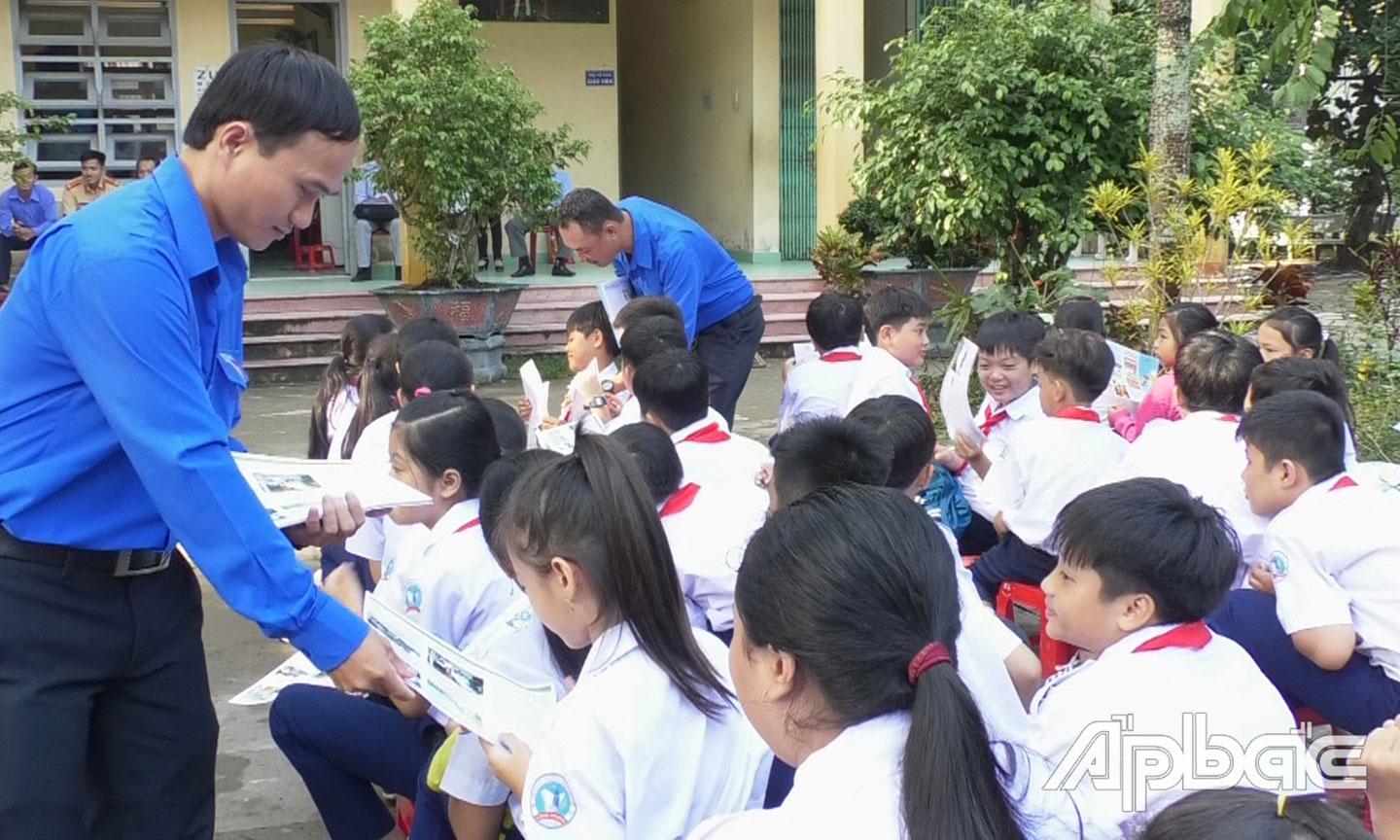 Huyện đoàn Cai Lậy phối hợp tuyên truyền Luật Giao thông đường bộ cho học sinh Trường Trung học cơ sở  Long Trung, huyện Cai Lậy.