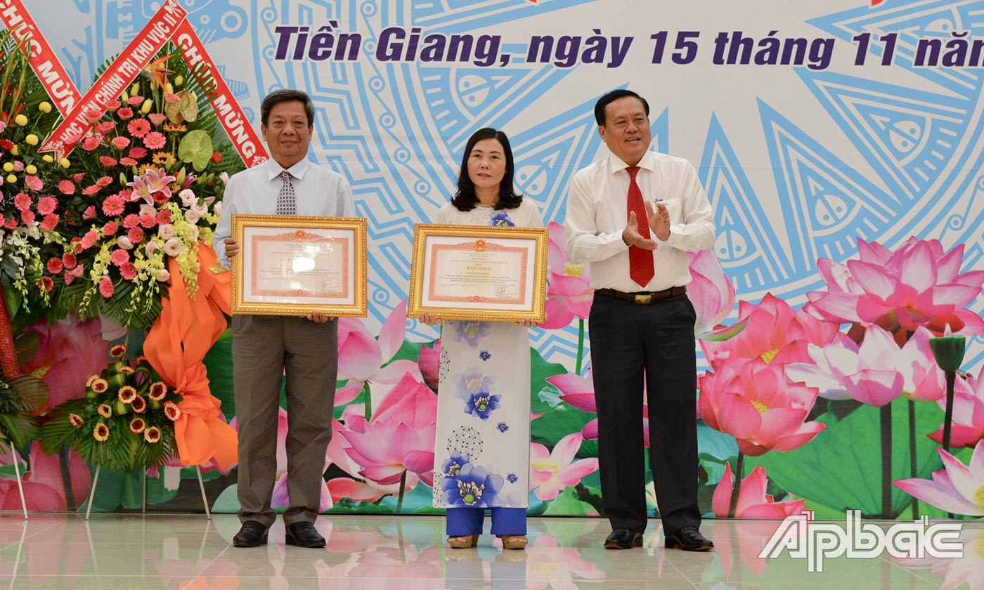 Đồng chí Lê Văn Nghĩa trao Bằng khen của Thủ tướng Chính phủ cho 2 cá nhân có thành tích.