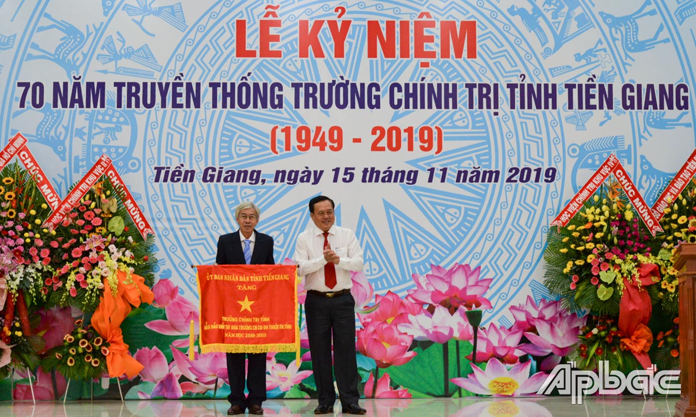 Đồng chí Lê Văn Nghĩa trao Cờ thi đua của UBND tỉnh Tiền Giang cho Trường Chính trị Tiền Giang