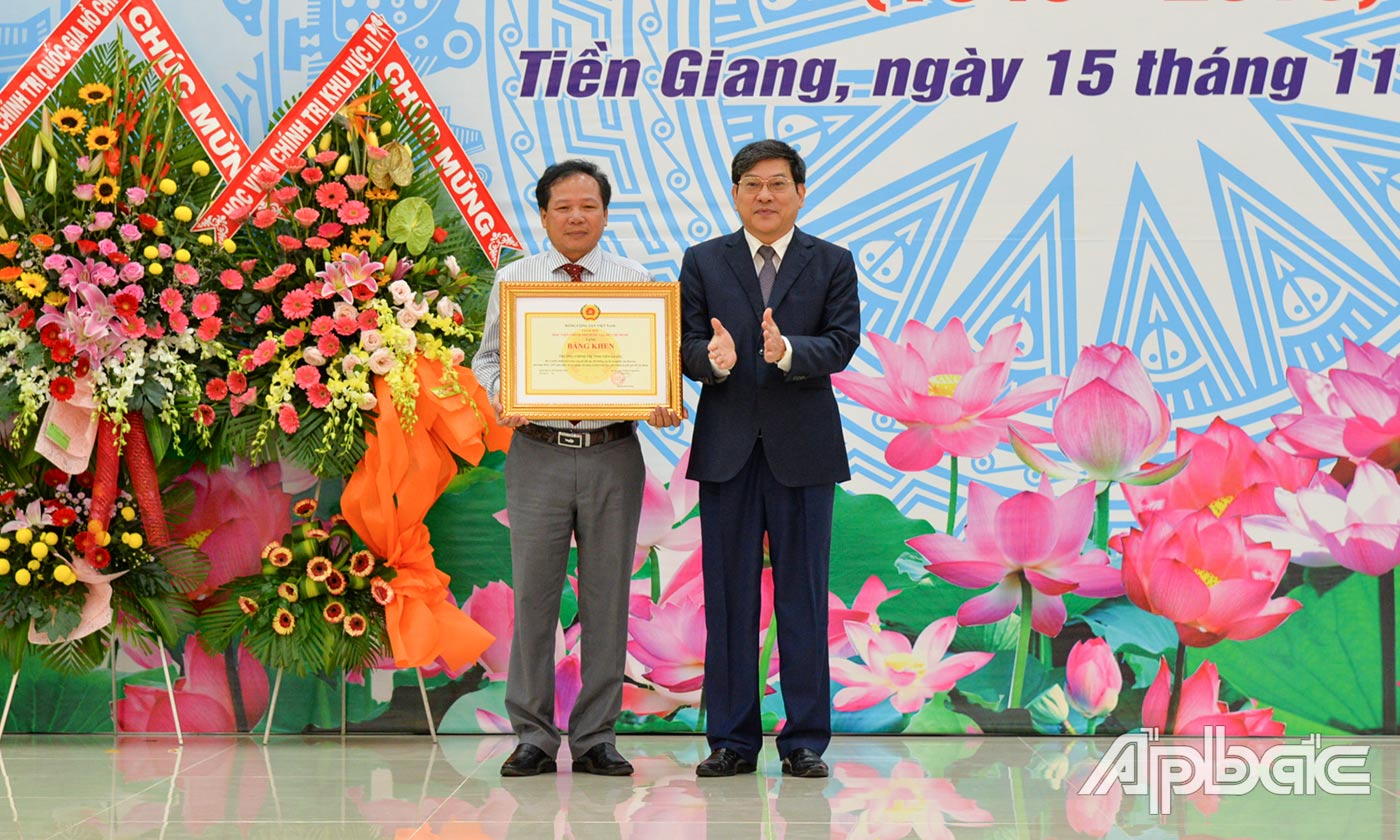 PGS. TS. Nguyễn Duy Bắc trao Bằng khen của Học viện Chính trị quốc gia Hồ Chí Minh cho tập thể Trường Chính trị Tiền Giang.