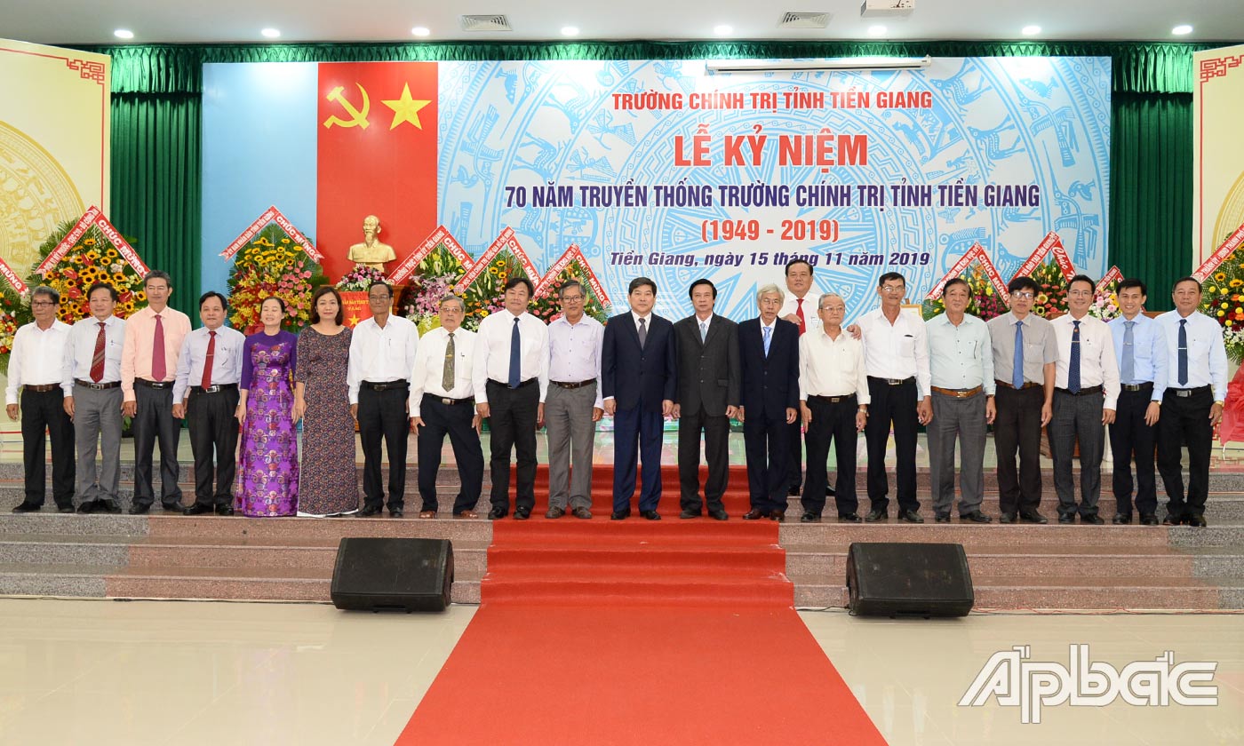 Các đại biểu chụp ảnh lưu niệm với lãnh đạo Trường Chính trị Tiền Giang.