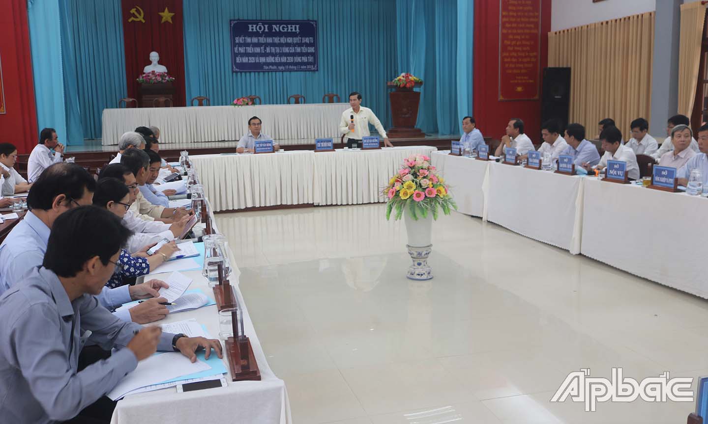 Các đại biểu làm việc tại Hội nghị.