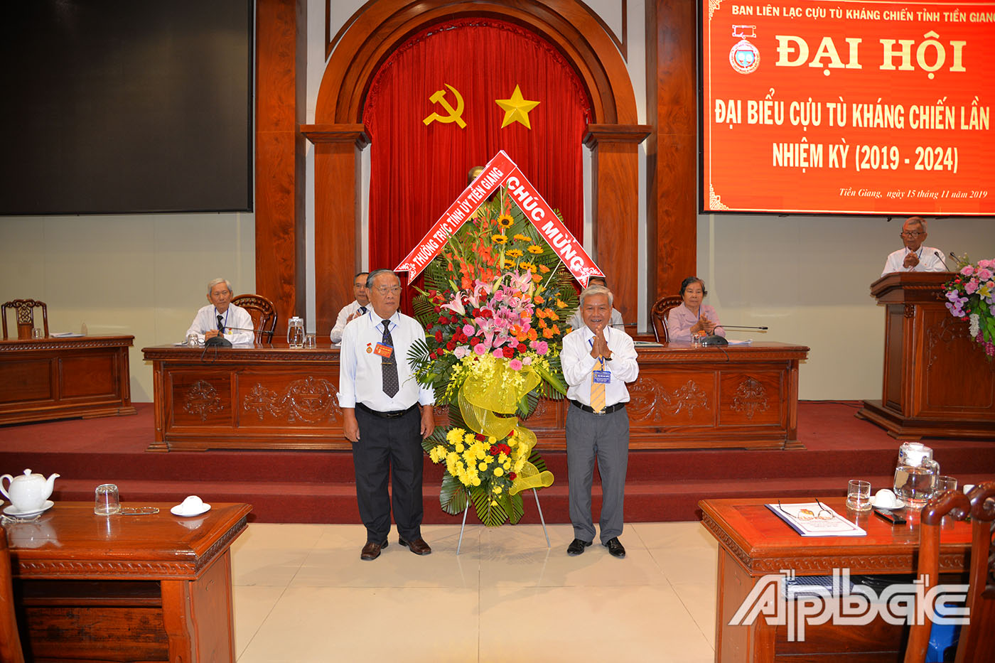 Thường trực Tỉnh uỷ tặng lẵng hoa chúc mừng Đại hội