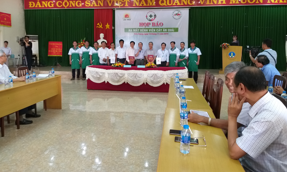 Các bác sĩ cây trồng ra mắt tại buổi họp báo.