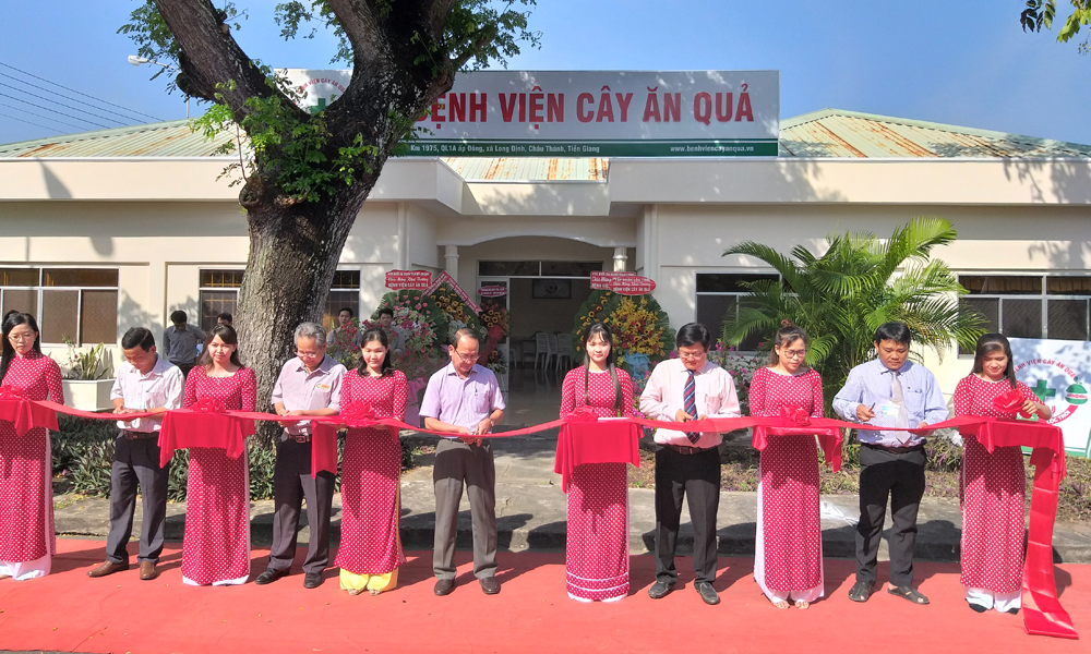 Cắt băng khai trương bệnh viện cây ăn quả.