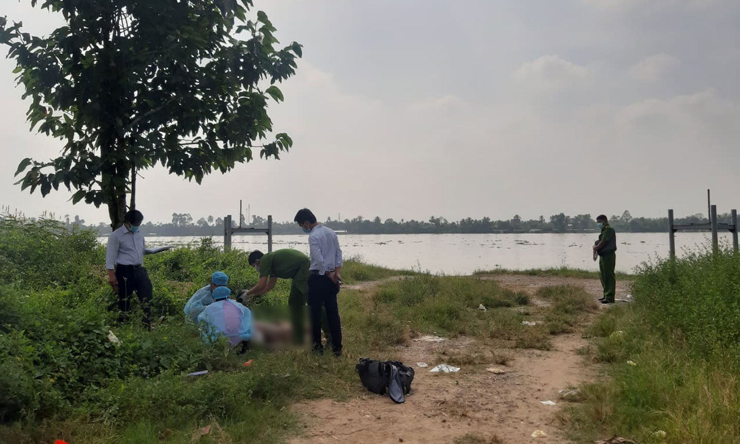  Lực lượng chức năng khám nghiệm thi thể nạn nhân.