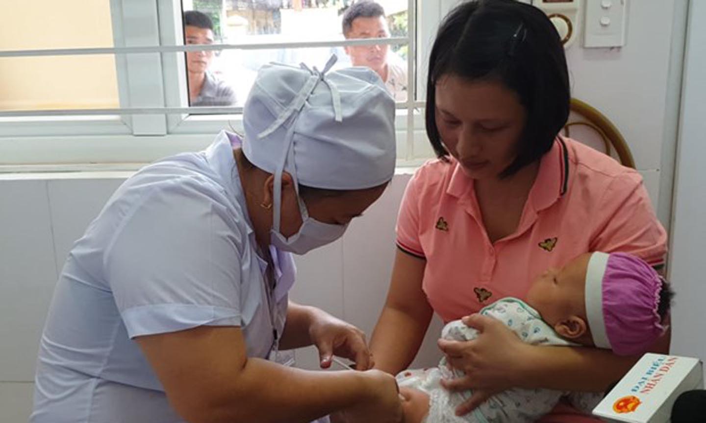 Nhân viên y tế tiêm chủng cho trẻ nhỏ. (Ảnh: T.G/Vietnam+)