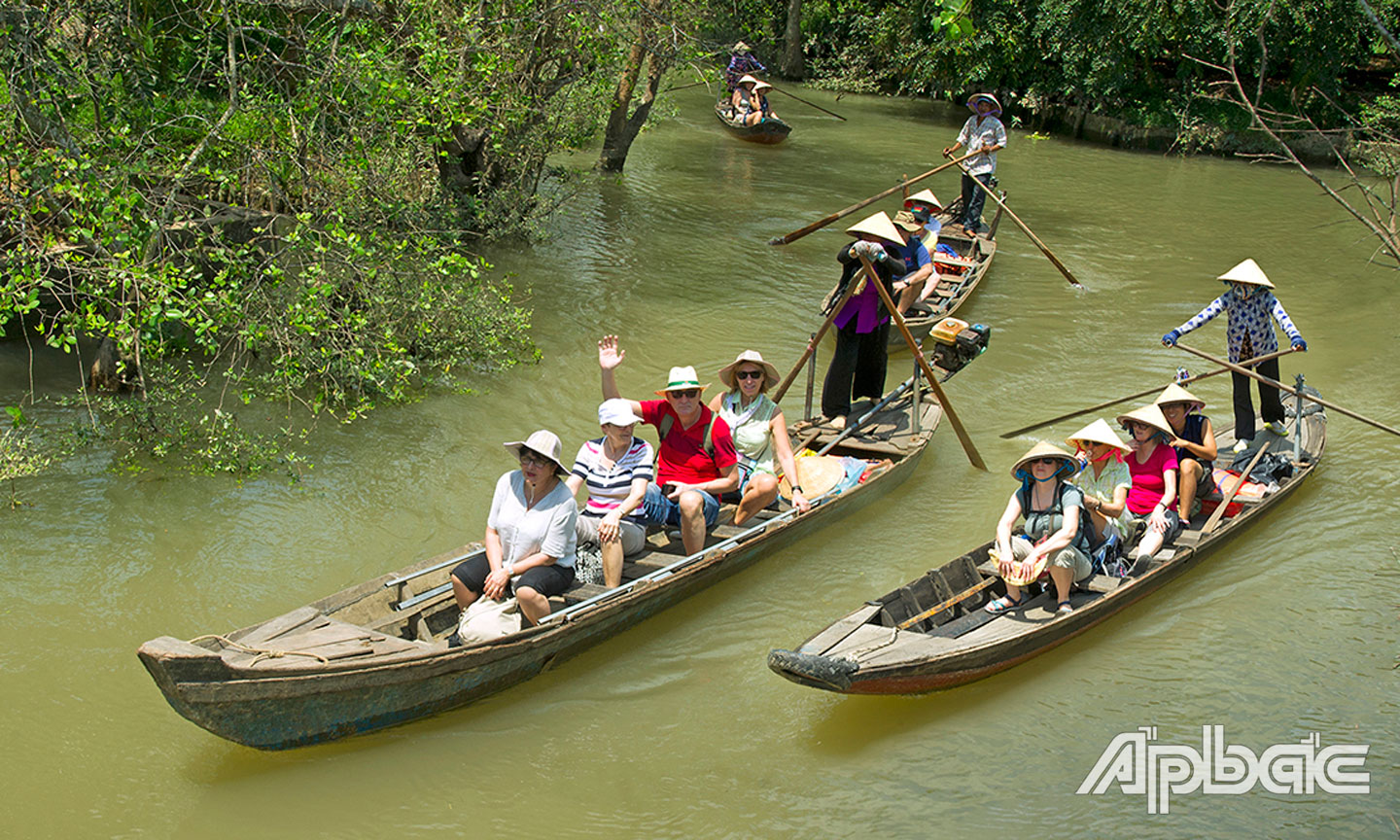 Du khách tham quan Khu du lịch sinh thái cù lao Tân Phong, huyện Cai Lậy.                                                                                                                                    					  Ảnh: VÕ NGUYÊN PHÚ