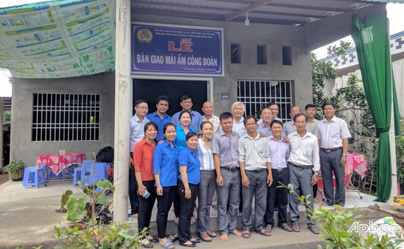 Bàn giao nhà Mái ấm Công đoàn cho gia đình anh 