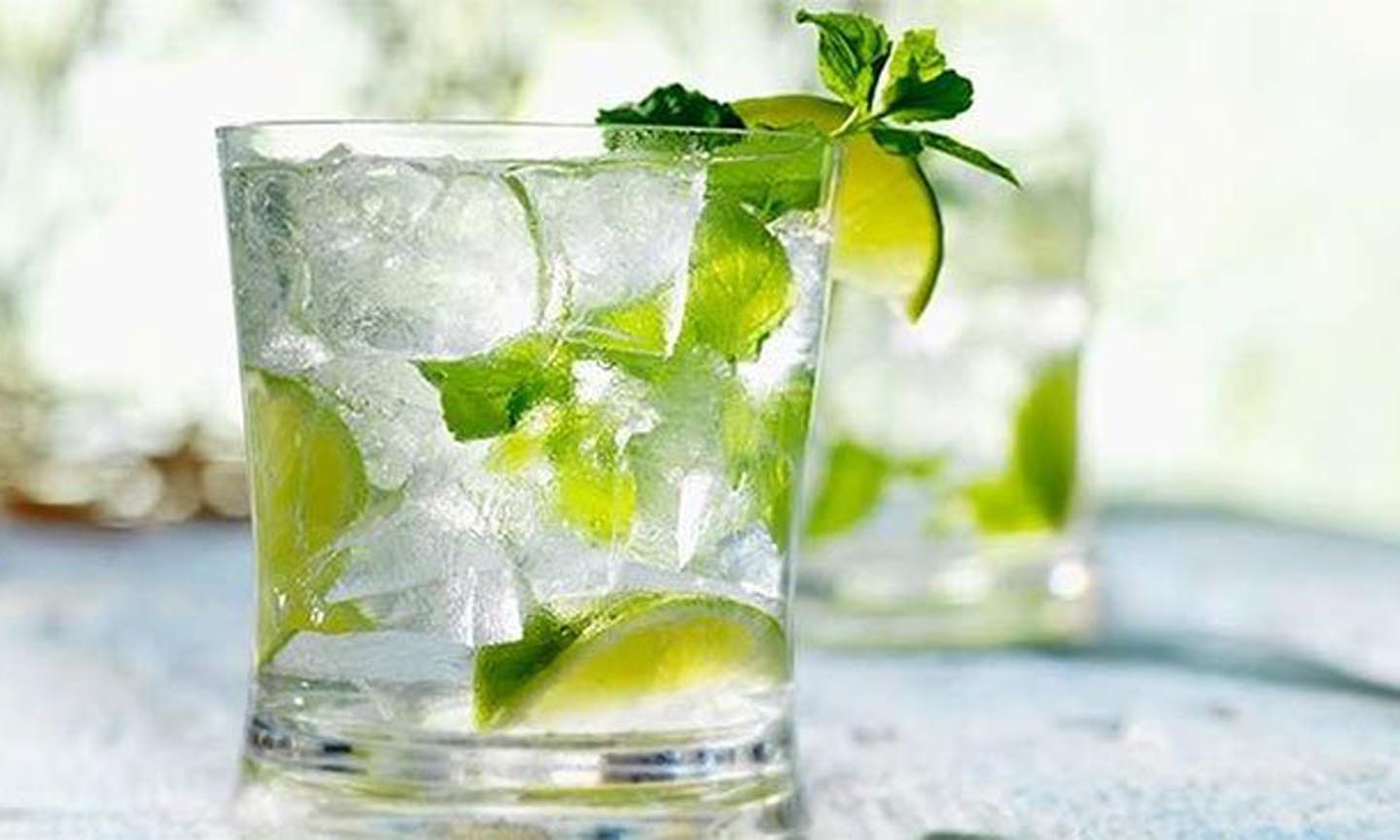 Nước chanh hỗ trợ quá trình đào thải mỡ thừa ở gan.