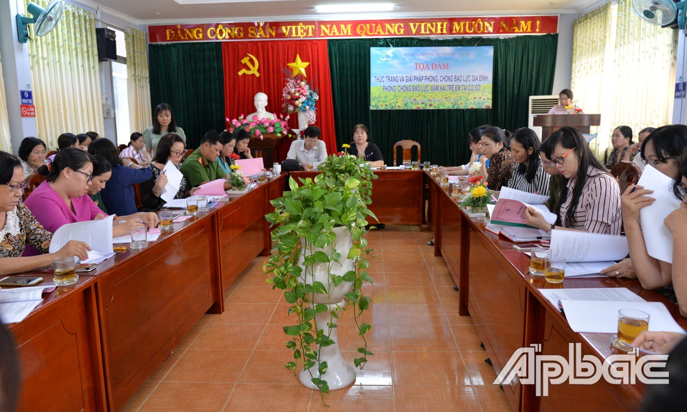 Lãnh đạo các sở, ngành tỉnh tham gia buổi tọa đàm và có nhiều ý kiến phát biểu.