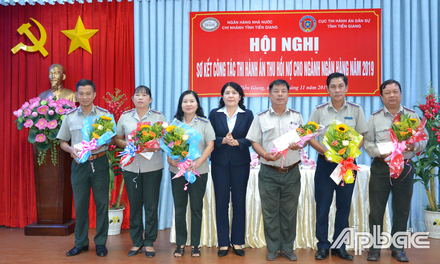 Khen thưởng các tập thể, cá nhân tích cực trong công tác THA thu hồi nợ cho ngành Ngân hàng.