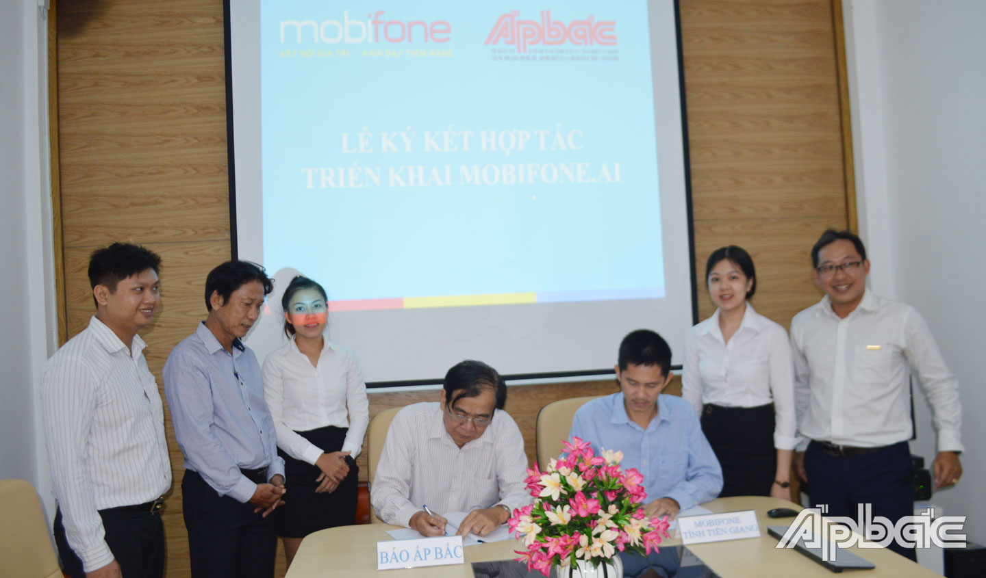 Ông Nguyễn Minh Tân Tổng Biên tập Báo Ấp Bắc ký kết hợp tác công nghệ với Mobifone Tiền Giang