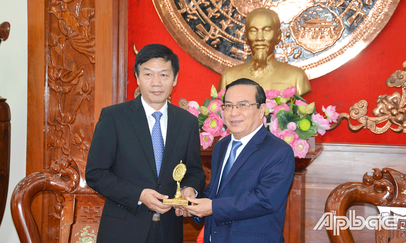 Đồng chí Phạm Anh Tuấn trao biểu trưng tỉnh Tiền Giang cho ông Li Zaiyong.