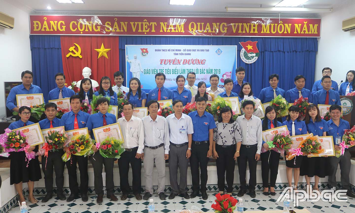 Tỉnh đoàn đã tặng bằng khen cho 26 giáo viên tiêu biểu làm theo lời Bác năm 2019.