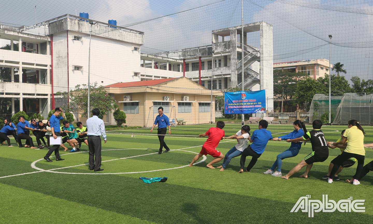 Các cán bộ đoàn trường học giao lưu thể thao.