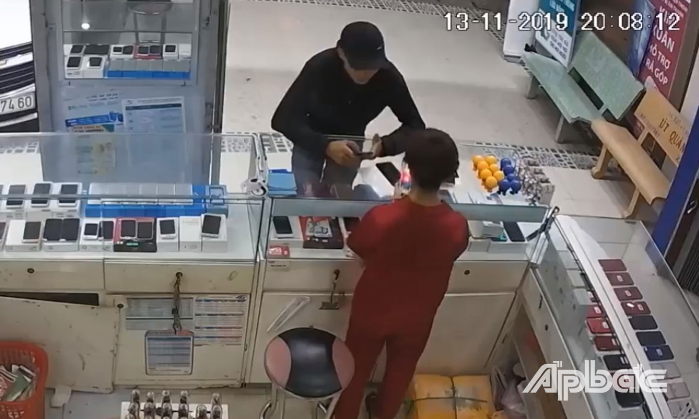 Camera ghi lại hình ảnh nam thanh niên giả vờ hỏi mua điện thoại rồi cướp điện thoại lên xe tẩu thoát.