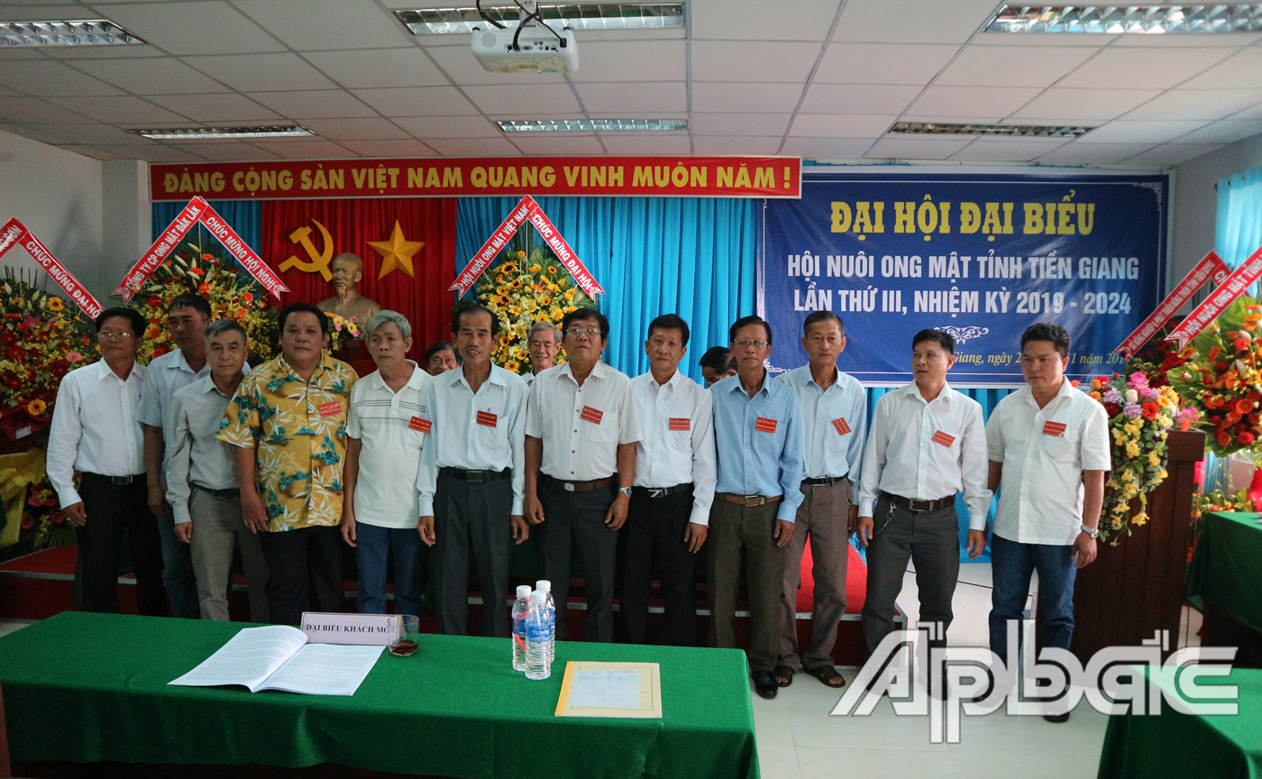 Đại hội đã bầu Ban Chấp hành Hội Nuôi ong mật tỉnh Tiền Giang nhiệm kỳ 2019-2024 gồm 13 thành viên