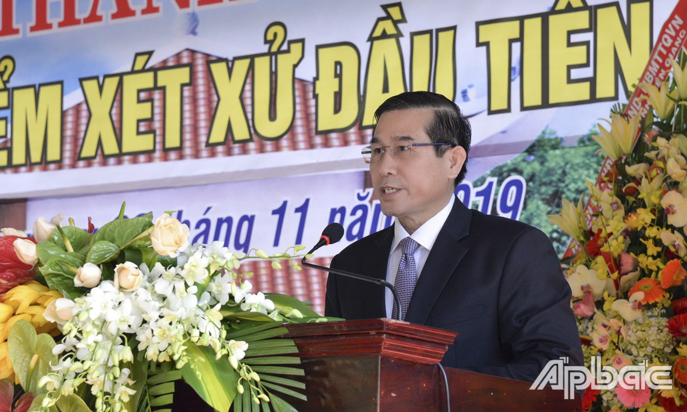 Đồng chí Lê Văn Hưởng phát biểu tại buổi lễ.