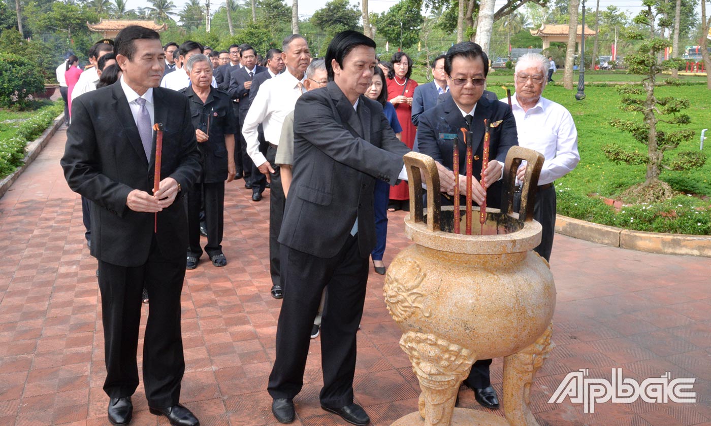 Các đồng chí lãnh đạo viếng Di tích lịch sử Nam kỳ khởi nghĩa Đình Long Hưng.