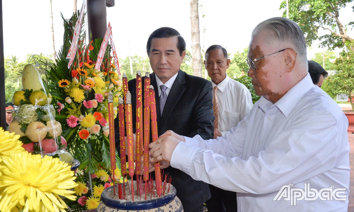 Các đồng chí lãnh đạo, nguyên lãnh đạo dâng hoa, thắp hương tại Bia ghi danh các Anh hùng liệt sĩ xã Long Hưng. 
