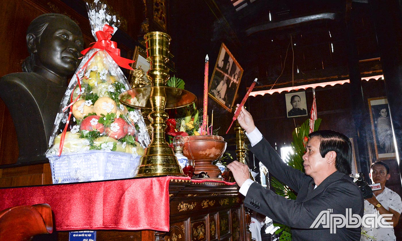 Đồng chí Nguyễn Văn Danh dâng hương tại nhà thờ đồng chí Nguyễn Thị Thập.