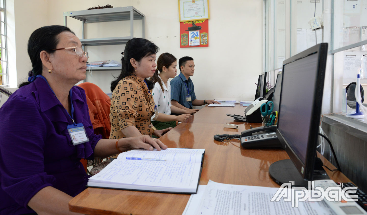 Cán bộ Bộ phận Một cửa huyện Gò Công Đông giải quyết công việc trên máy tính.