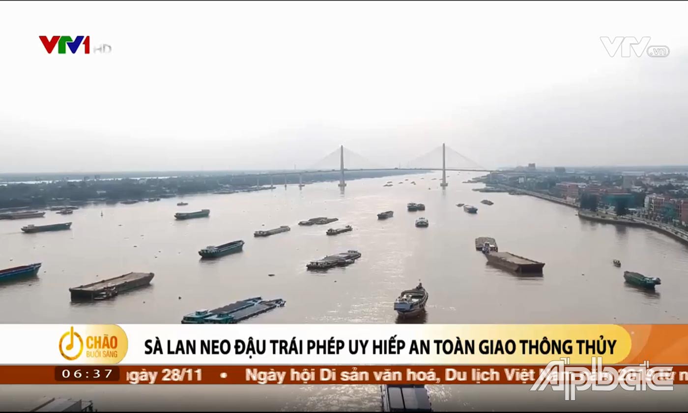 Bản tin 6 giờ sáng ngày 18-11-2019 của VTV1 phản ánh sà lan neo đậu trái phép uy hiếp an toàn giao thông thủy.