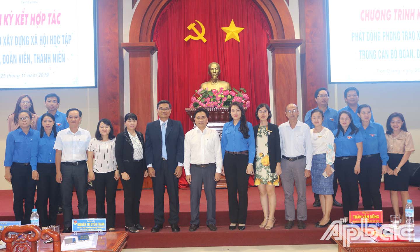 Các đại biểu chụp ảnh lưu niệm.
