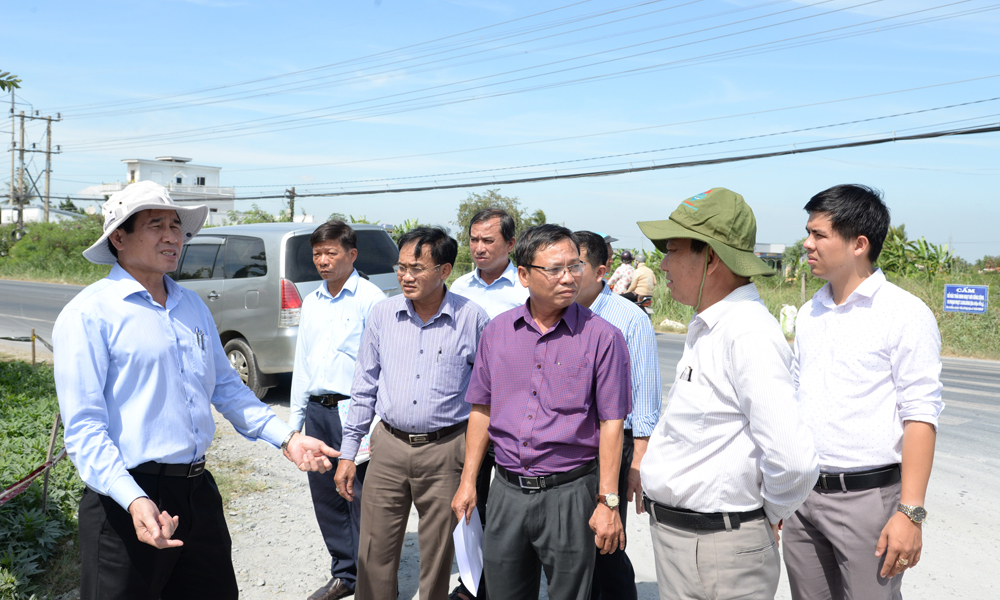Đồng chí Lê Văn Hưởng yêu cầu ngành chuyên môn, địa phương đẩy nhanh tiến độ giải phóng mặt bằng.