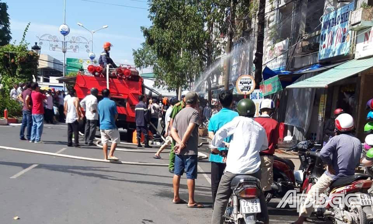 Lực lượng chức năng tích cực chữa cháy.