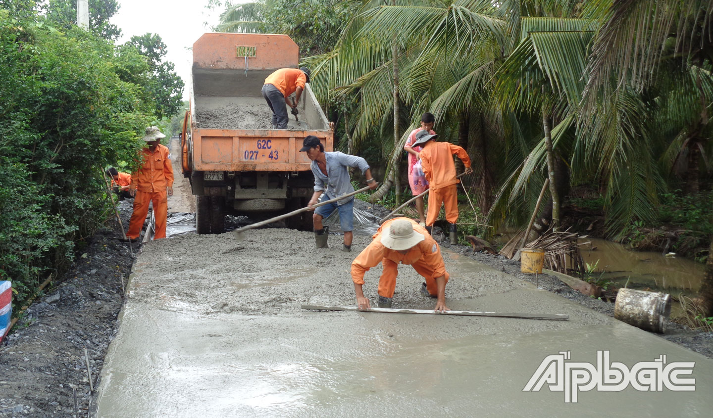 Xây dựng NTM ở huyện Chợ Gạo nhận được sự hưởng ứng tích cực của người dân, trong đó có việc hiến đất làm đường.