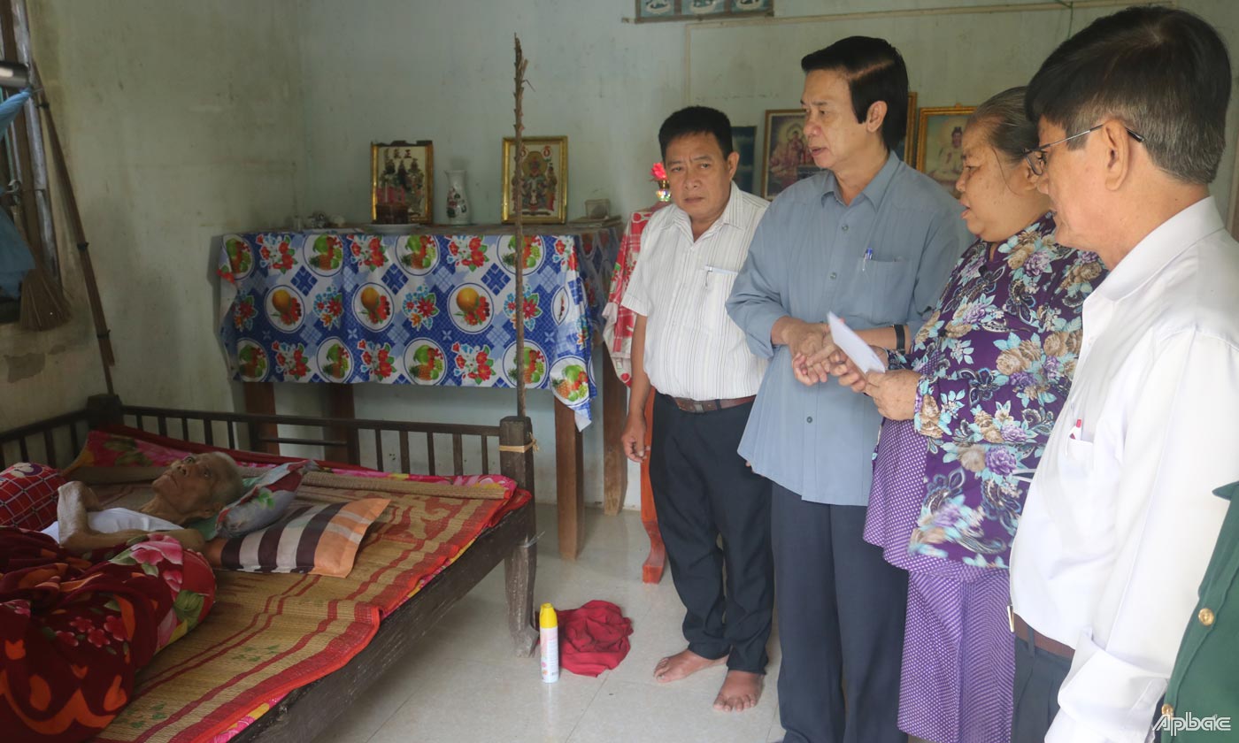 Bí thư Tỉnh ủy thăm, tặng quà CCB già yếu, bệnh tật.