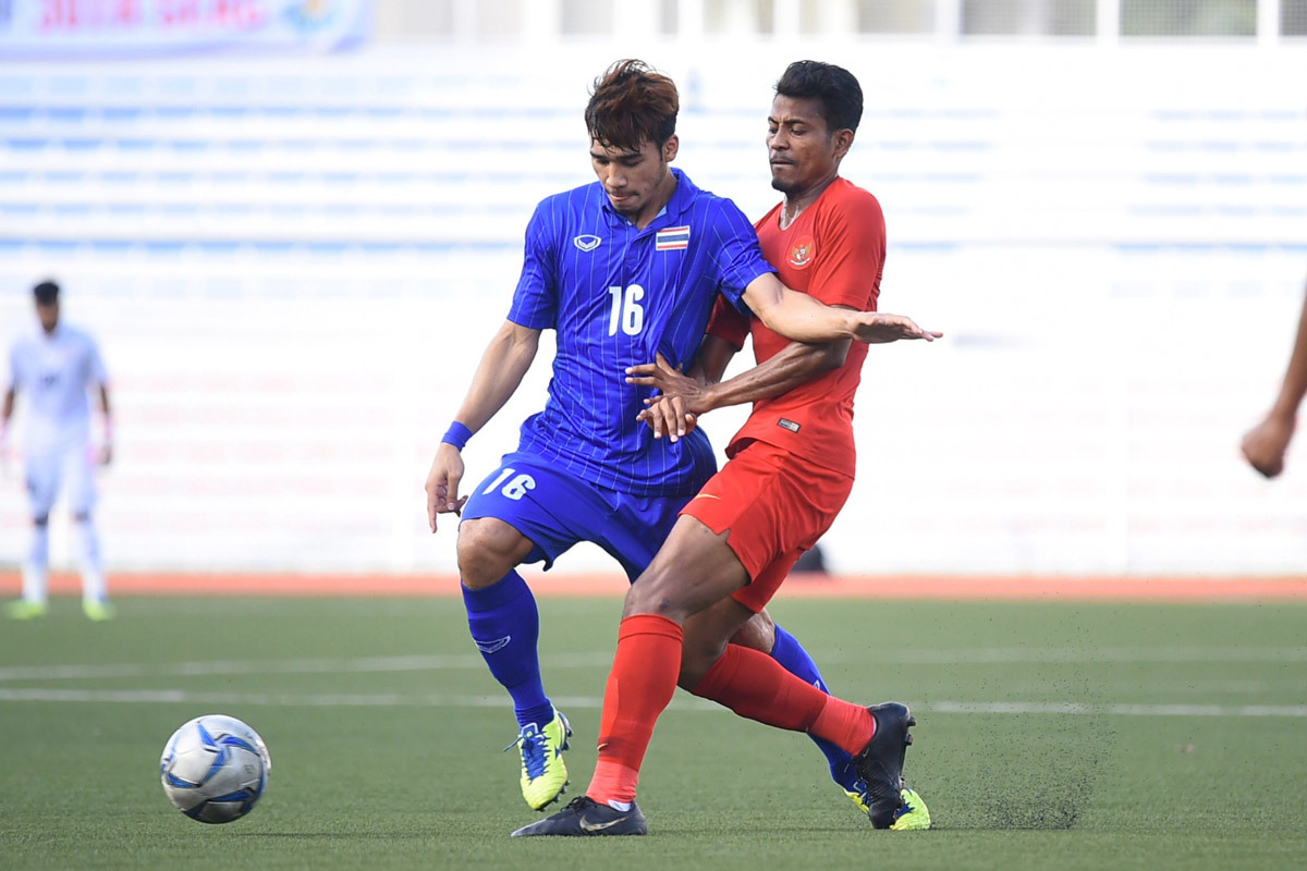 U22 Thái Lan (áo xanh) thất bại 0-2 trước U22 Indonesia. Ảnh: Vietnamnet.vn