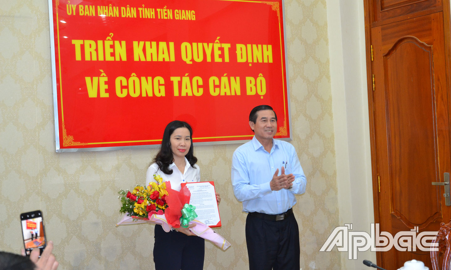 Lãnh đạo tỉnh trao quyết định công tác cán bộ.
