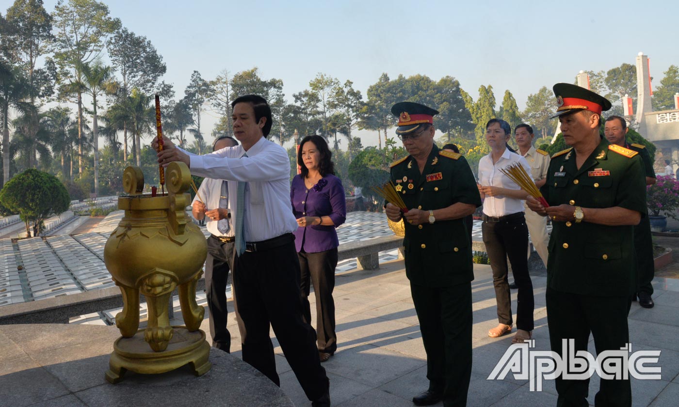 Lãnh đạo tỉnh thắp hương các Anh hùng Liệt sĩ.