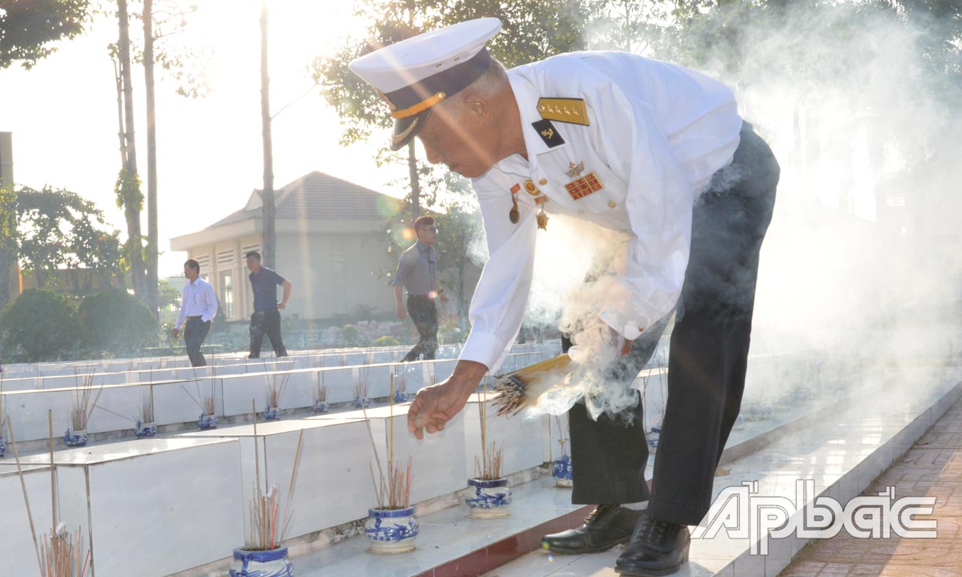 Các cựu chiến binh thắp hương cho đồng chí, đồng đội đã ngã xuống vì độc lập dân tộc.