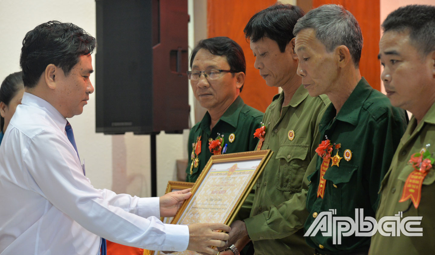 Tỉnh ủy viên, Phó Chủ tịch UBND tỉnh Trần Văn Dũng trao Bằng khen của UBND tỉnh cho cựu chiến binh gương mẫu giai đoạn 2014 - 2019.                                                    Ảnh: Phương Mai
