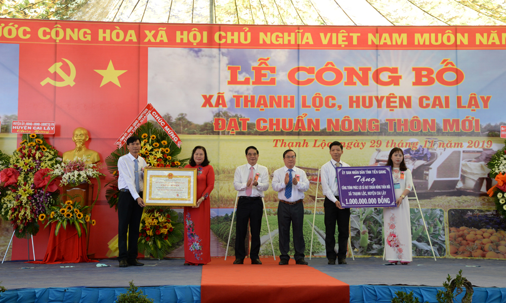 Đồng chí Nguyễn Văn Nhã và đồng chí Phạm Anh Tuấn trao Bằng Công nhận, công trình phúc lợi xã hội 1 tỷ đồng cho Đảng bộ, chính quyền và nhân dân xã Thạnh Lộc. 