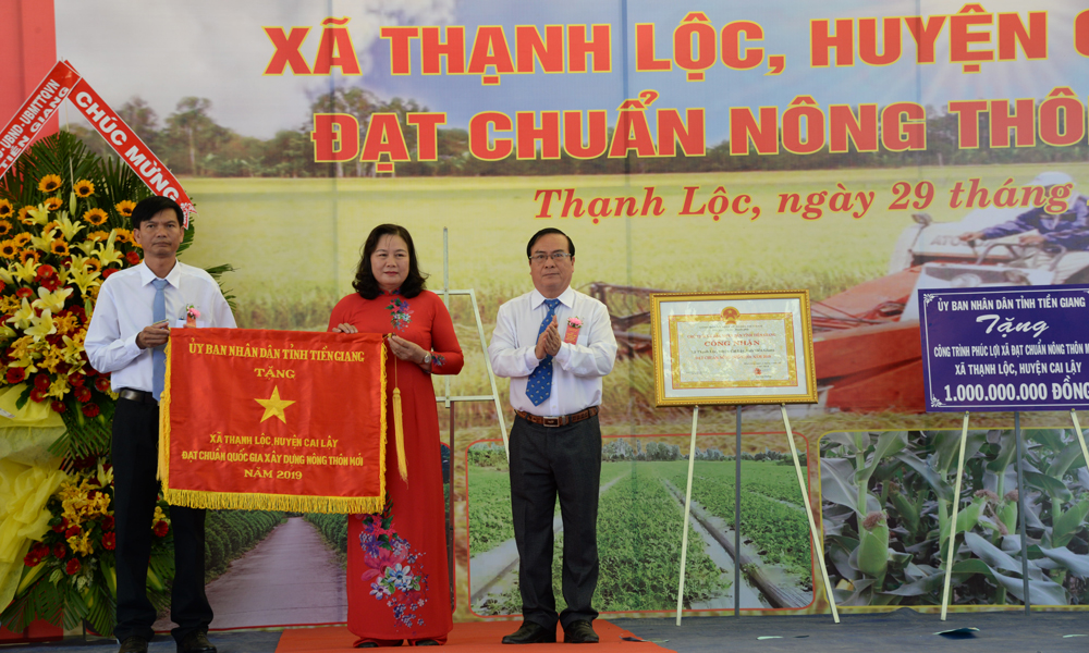 Đồng chí Phạm Anh Tuấn trao cờ thi đua cho Đảng bộ, chính quyền và nhân dân xã Thạnh Lộc.