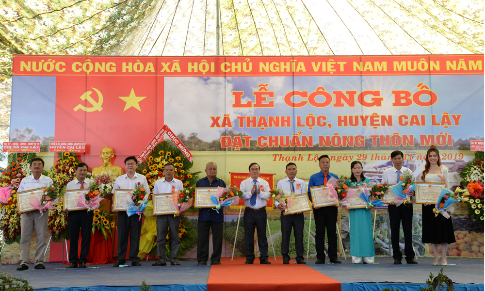 Trao Bằng khen của UBND tỉnh Tiền Giang cho các tập thể và cá nhân.